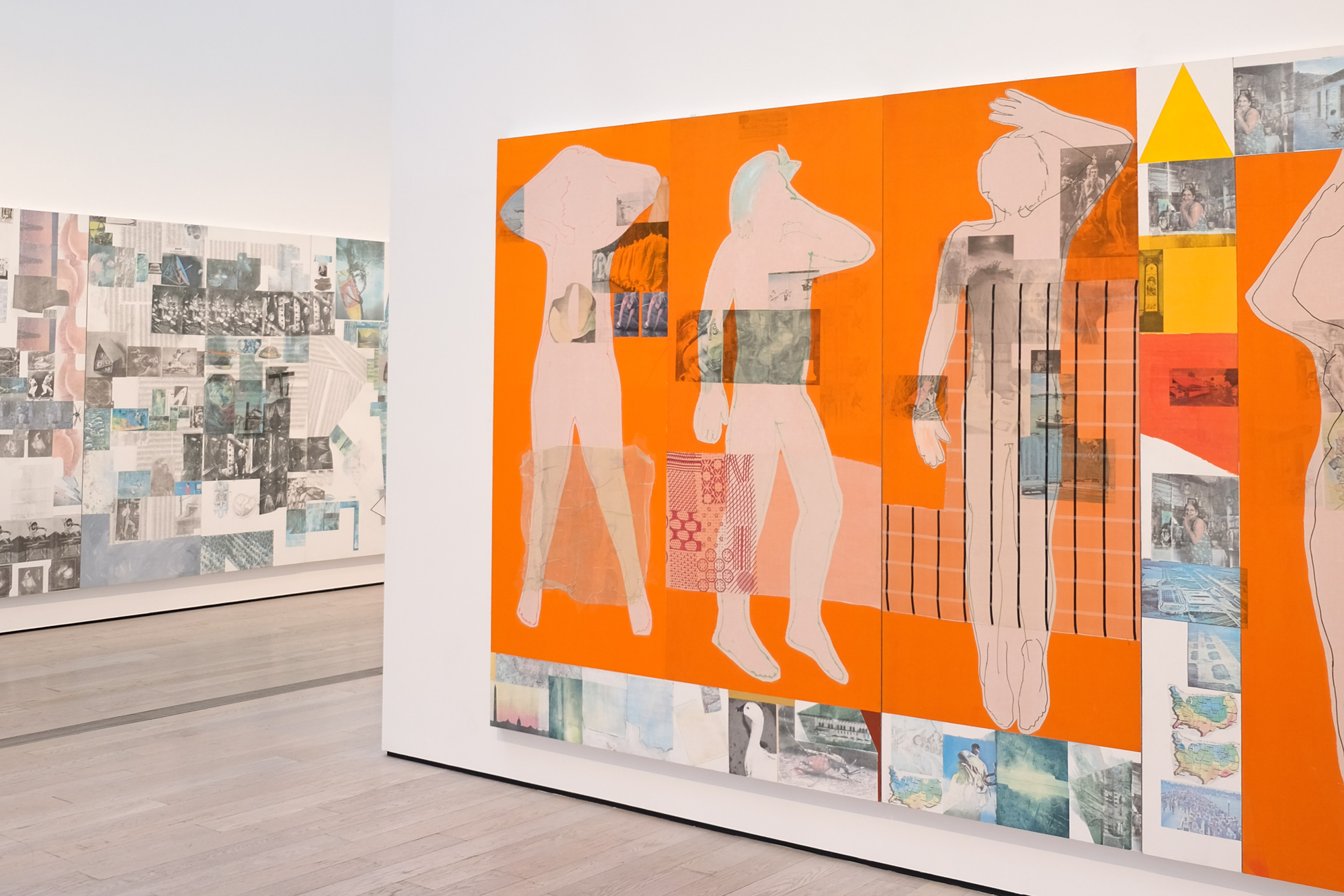 oranje abstract schilderij met menselijke silhouetten aan een wand
