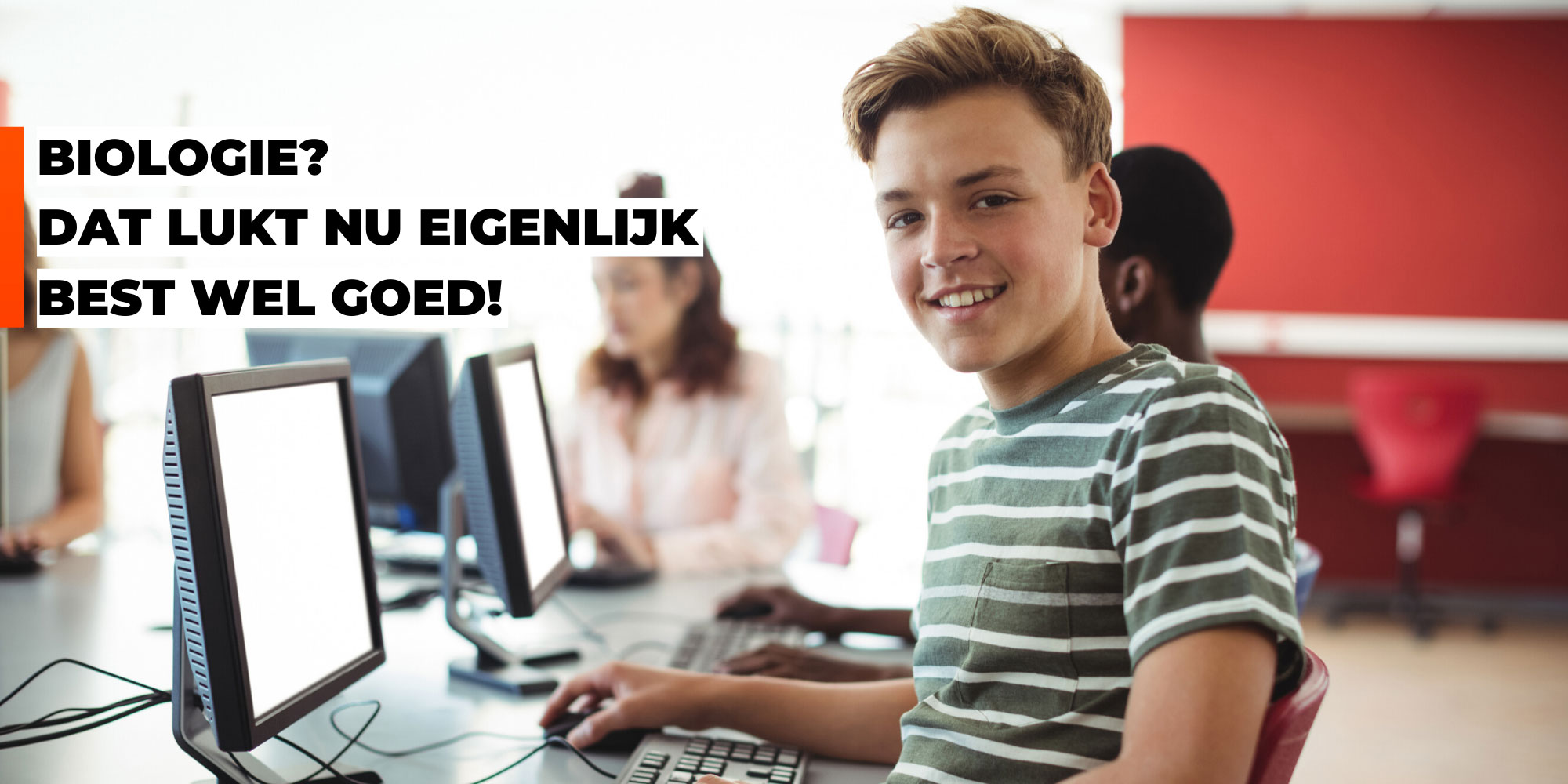 jongen in klaslokaal achter computer. Quote: 'biologie, dat lukt nu eigenlijk best wel goed'