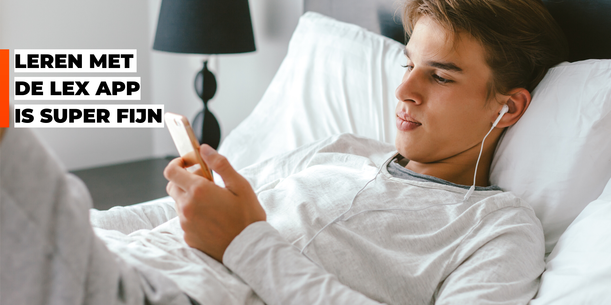 Jongen ligt op bed en luistert met oortjes in naar zijn smartphone. Tekst: 'Leren met de LEX-app is super fijn'