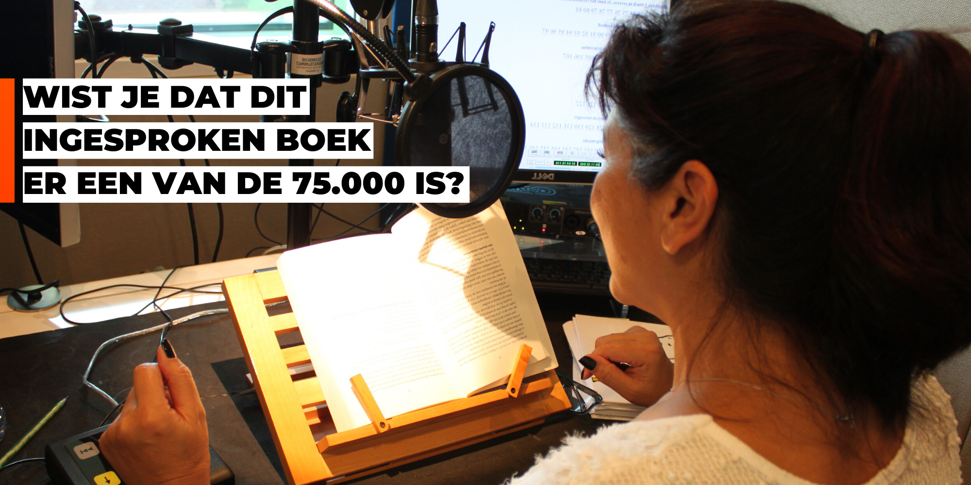 Een vrouw is in een studiocabine aan het voorlezen. Ze heeft een beeldscherm voor zich en een boek. Tekst in de foto: 'Wist je dat dit ingesproken boek er een van de 75.000 is?'