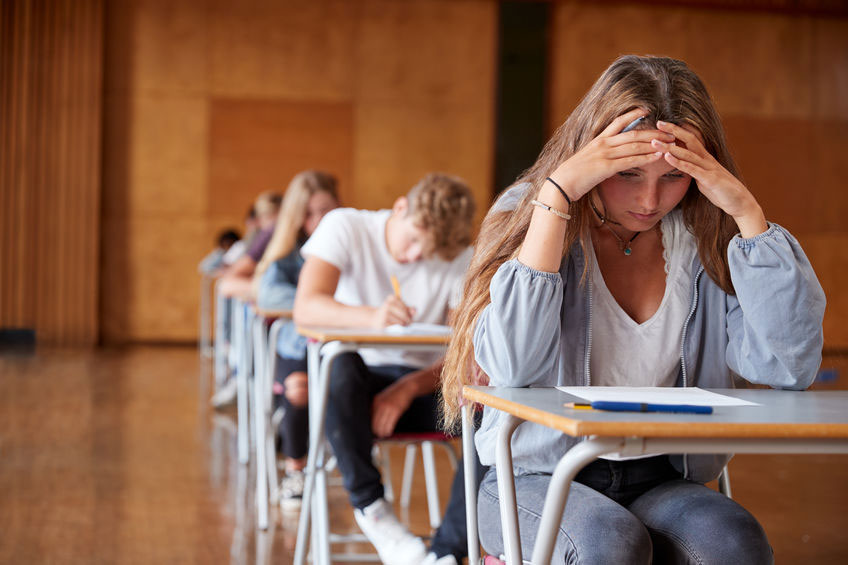 leerlingen doen examen in een gymzaal