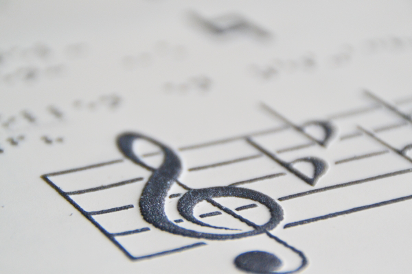 Bladmuziek op swellpapier: g-sleutel en notenbalk met relief