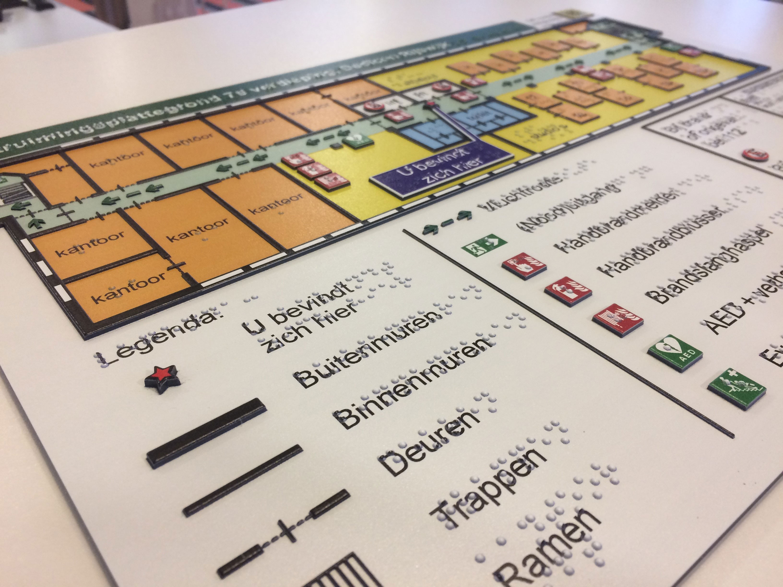 ontruimingsplattegrond in reliëf met braillepuntjes