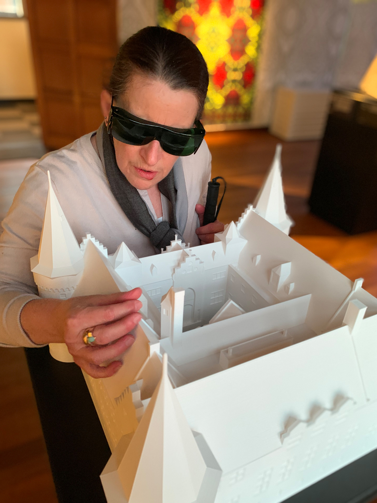 Suzan verkent op de tast het 3D-model van kasteel Helmond