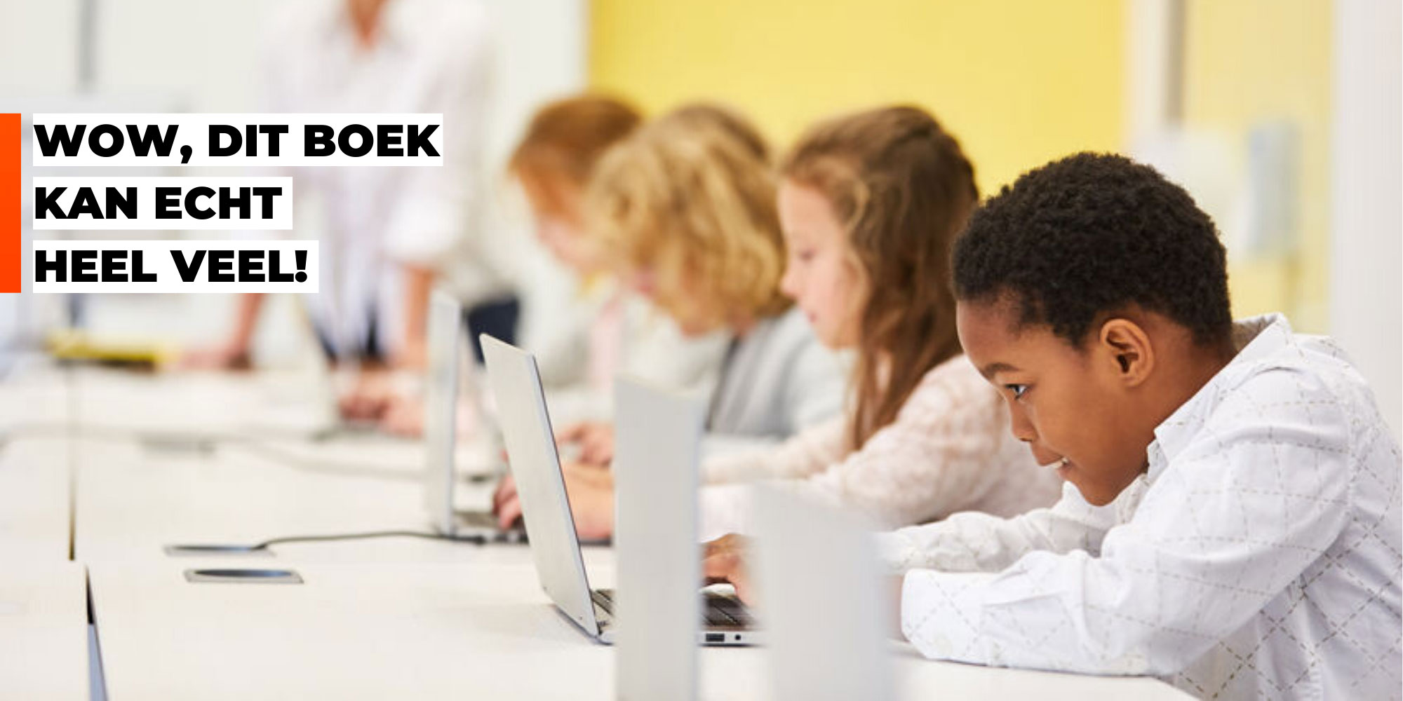 Kinderen werken met een laptop in de klas. Tekst: 'Wow, dit boek kan echt veel!'