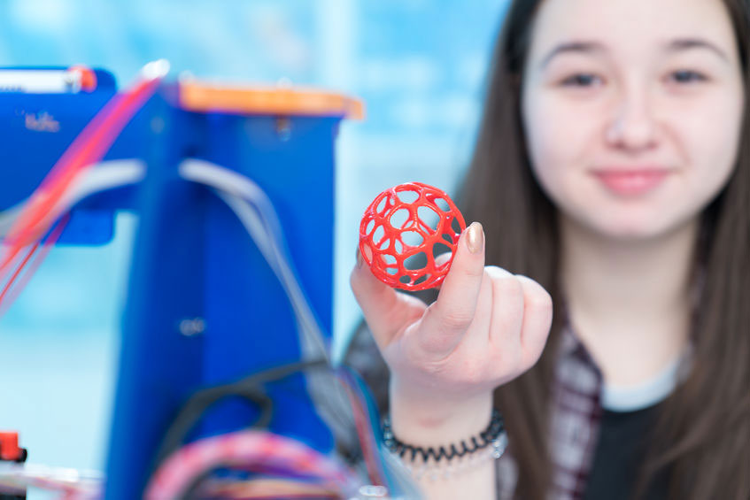 meisje laat 3D geprinte bal met gaten zien