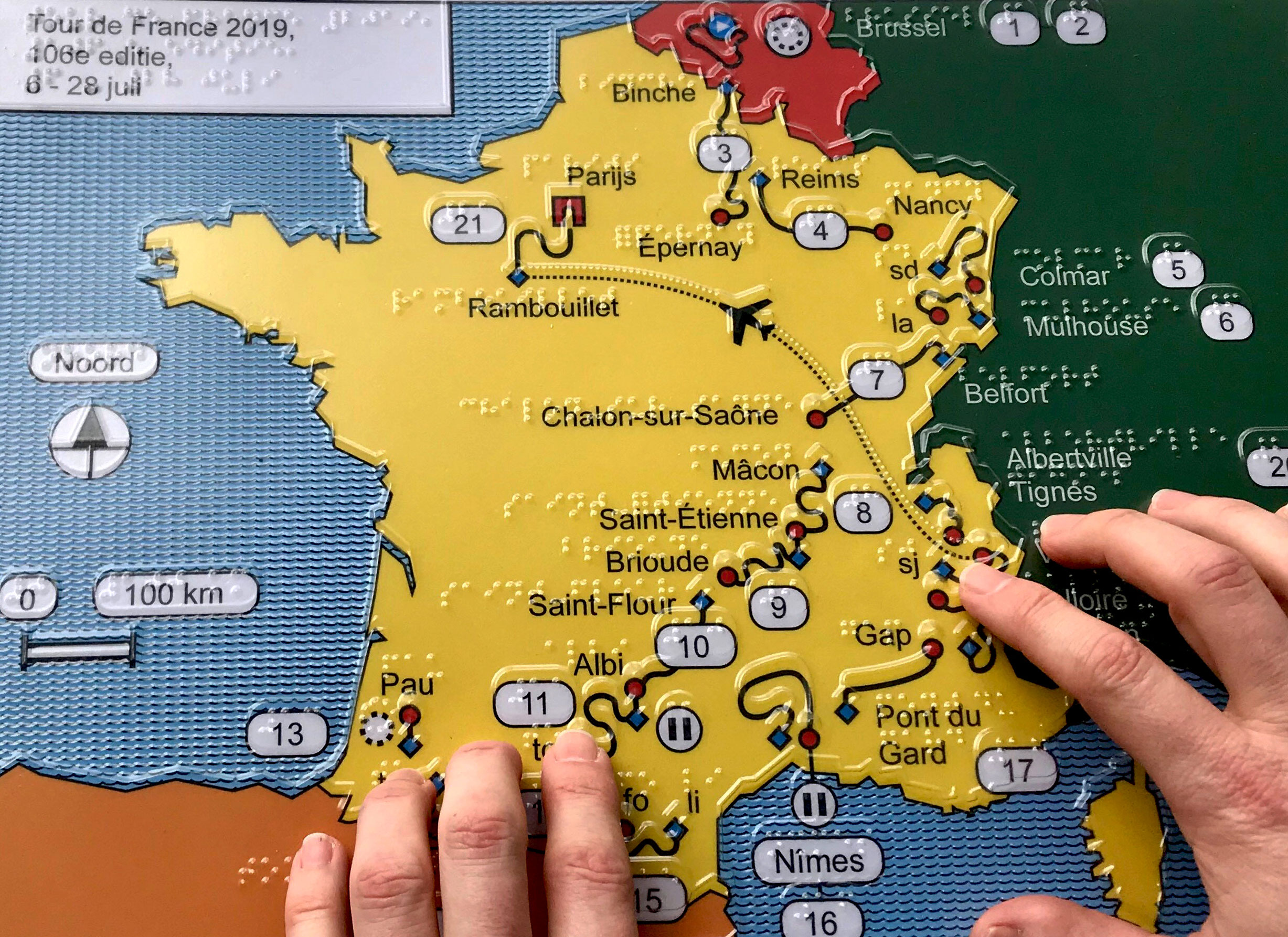 voelbare overzichtskaart Tour de France met handen