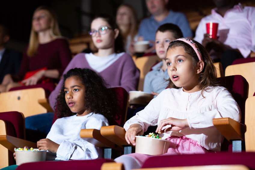 kinderen kijken naar een film in de bioscoop