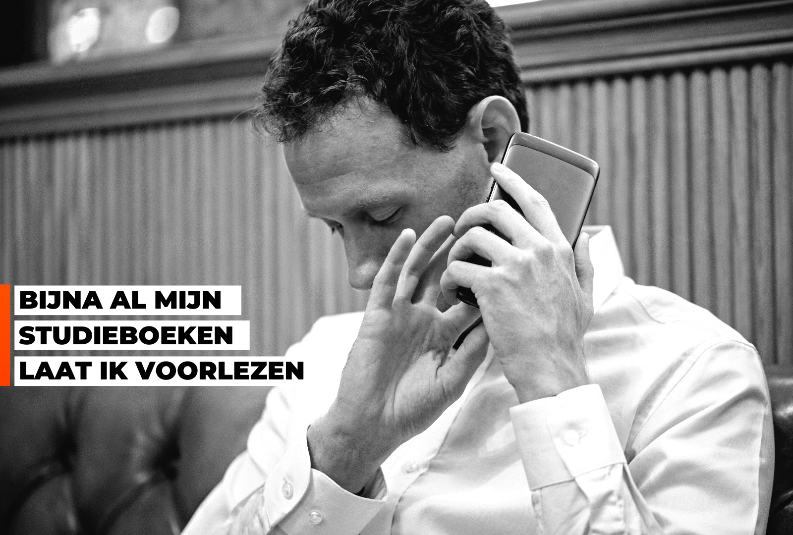 Blinde jonge man met mobiel bij zijn oor. Tekst: Bijna al mijn studieboeken laat ik voorlezen