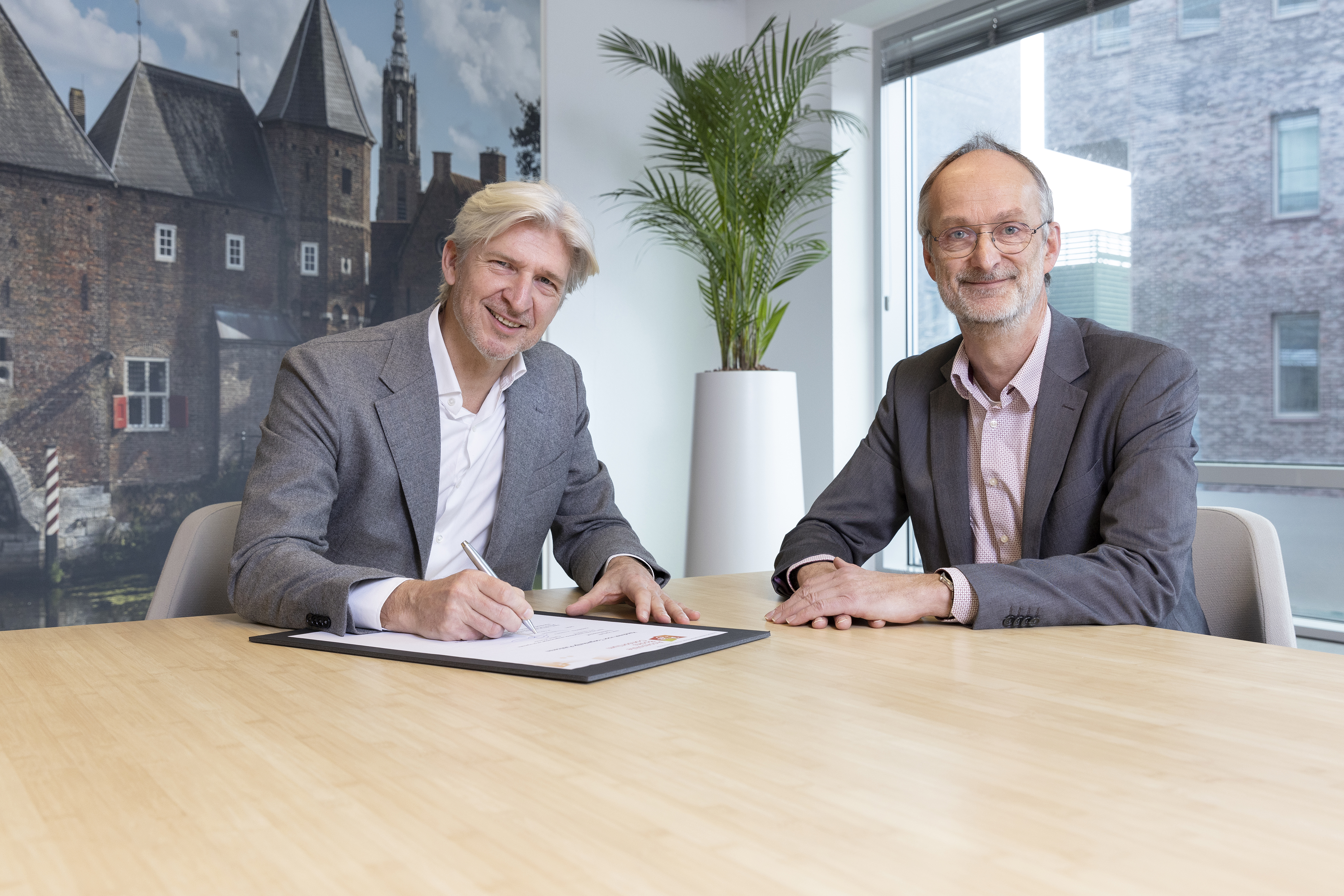 Eric Razenberg, directeur ThiemeMeulenhoff, tekent het ABC Handvest in het bijzijn van Paul Gillijns (rechts) van de Mediafederatie. Foto: Jurjen Poeles