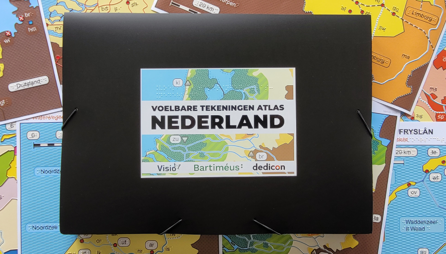 Foto van de map waar de voelbare tekeningen atlas Nederland in zit.
