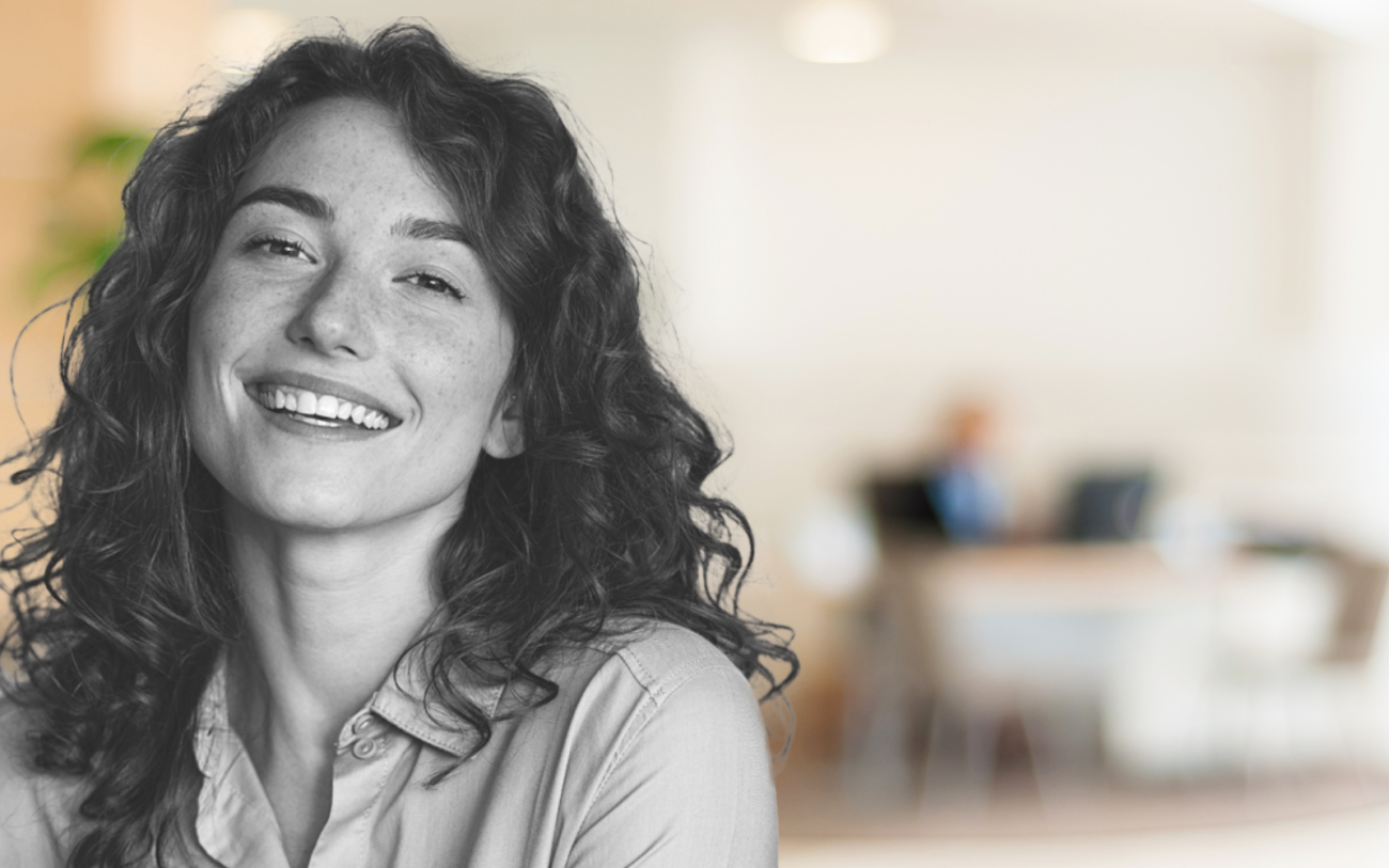 lachende vrouw met donkere krullen