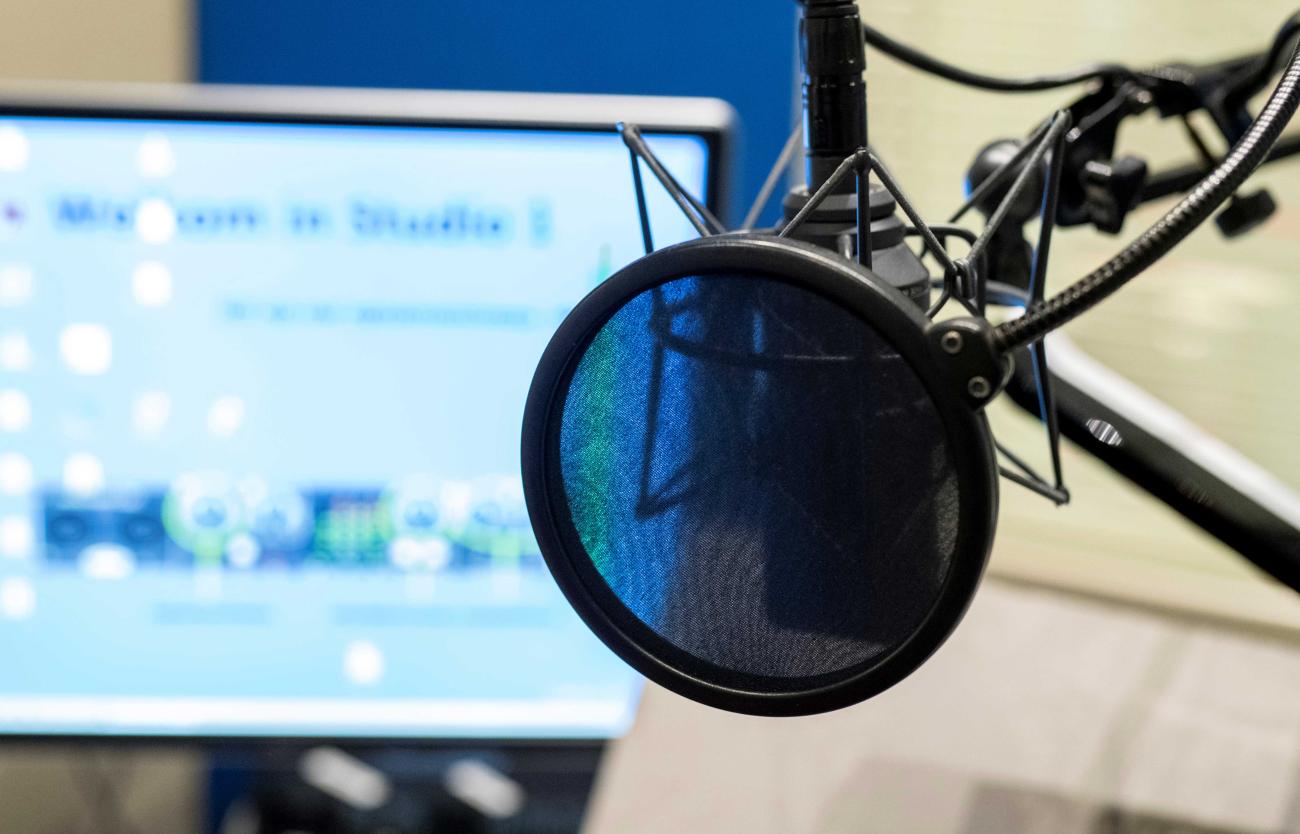 Close-up van een microfoon in een opnamestudio