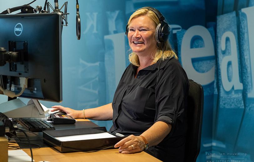 vrijwillige-voorlezer-in-opnamestudio-Dedicon