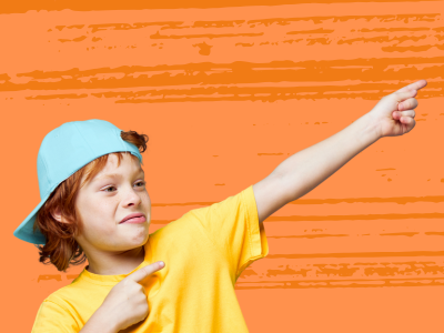 Kind wijst met beide vingers schuin naar boven