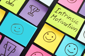 gekleurde memo-blaadjes met smiles en tekst 'intrinsic motivation'
