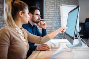 twee collega's samen aan het werk