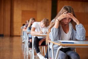 leerlingen doen examen in een gymzaal