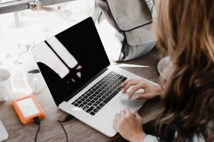 jonge vrouw werkt op laptop