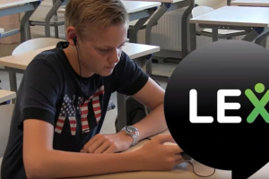 LEX voorlees-app logo en jongen met mobiele telefoon