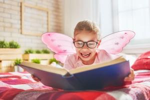 meisje met elfenvleugels ligt op bed te lezen