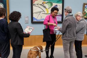 Visuele beperkte bezoekers voelen tactiele tekeningen in een museum