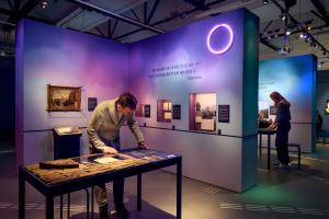bezoekers bewonderen objecten in het Verzetsmuseum Amsterdam