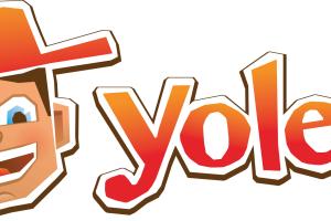 logo van Yoleo leesgame met mascotte (lachende jongen met pet)