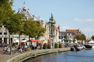 Terras aan het water in Haarlem