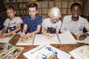 4 kinderen ontdekken de eerste Donald Duck in braille