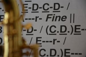 een muzikant met vergrote bladmuziek