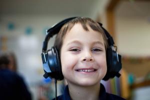 Leerling in de klas met koptelefoon