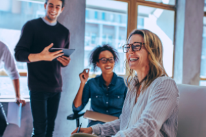 groepje mensen luisteren naar een persoon in een kantoorruimte
