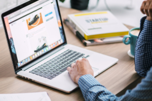 opengeklapte laptop met tekst en beeld op het scherm