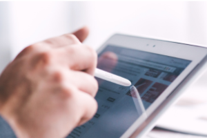 hand met ipad en touchpen