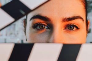 close-up van ogen kijkend door een open klapbord