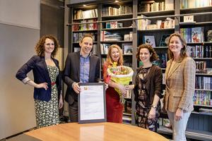 Sanne Walraven (2e rechts)  feliciteert namens de Mediafederatie Gottmer met ondertekening ABC Handvest