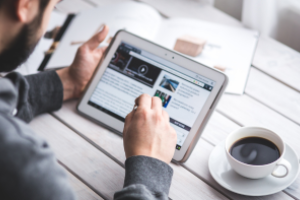 man leest een artikel op ipad