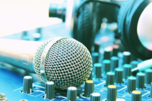 microfoon liggend op een audiopaneel met hoofdtelefoon