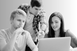 team collega's aan het werk_laptop