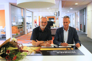 Paul en Maarten ondertekenen de award