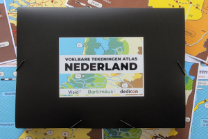 Foto van de map waarin de voelbare tekeningen atlas zit. 