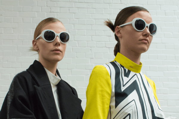 twee modellen met zonnebrillen