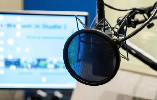 Close-up van een microfoon in een opnamestudio