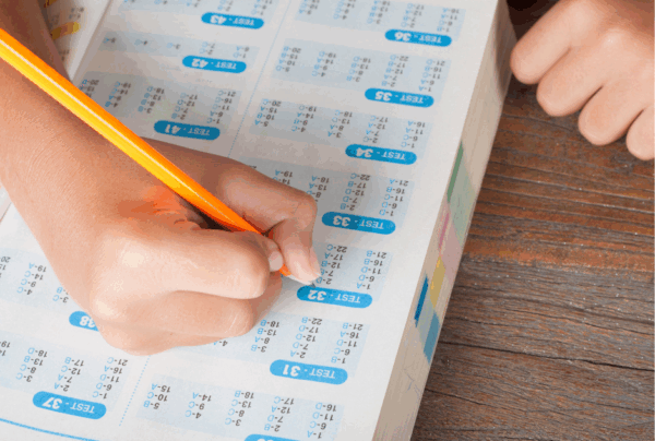 kinderhand met potlood op een testblad