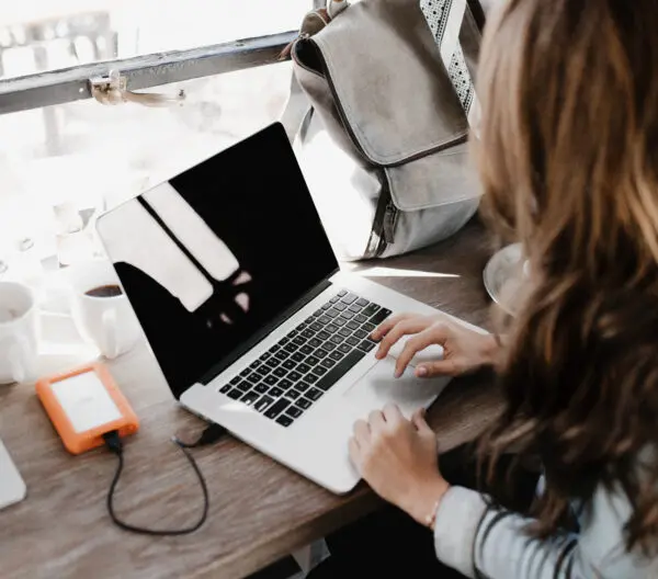 jonge vrouw werkt op laptop