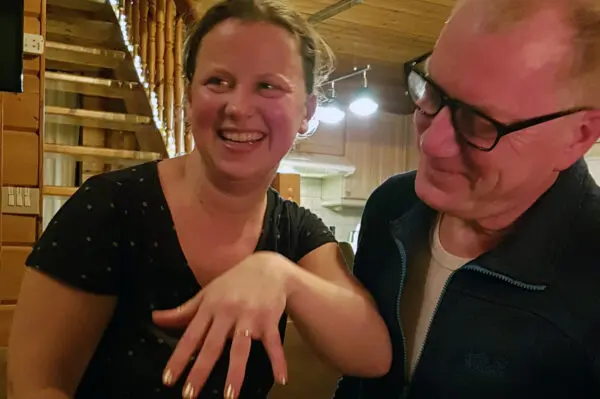 Marjolijn toont de verlovingsring die ze van Wilbert heeft gekregen