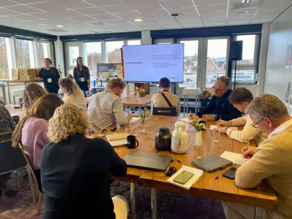 uitgevers aan de slag tijdens de workshop beeldbeschrijving en AI