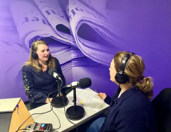 Kirsten de Haan en Britta van Gendt in gesprek tijdens de opname van de podcast in de studio van Dedicon