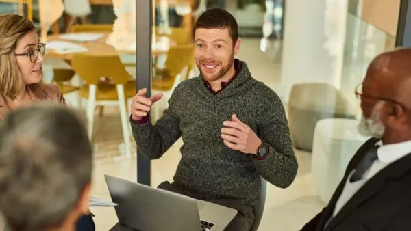 Een overleg van personen in een modern kantoor.